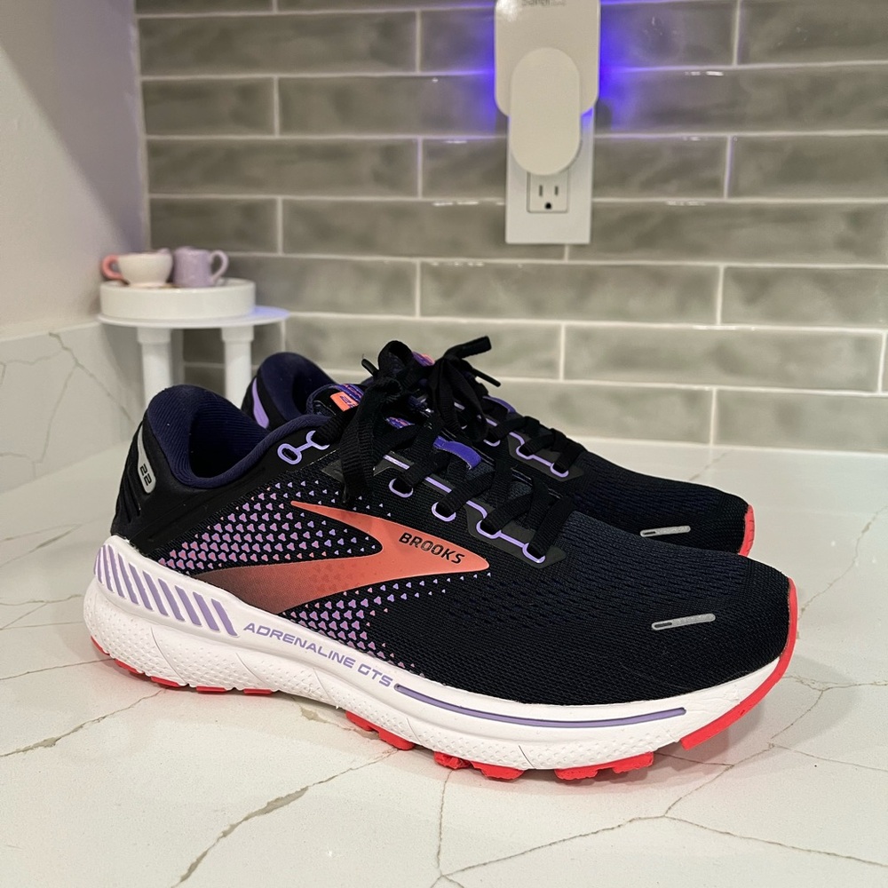 Brooks Adrenaline GTS 22 Running Shoes. Women’s Size 9 Color Black / Purple